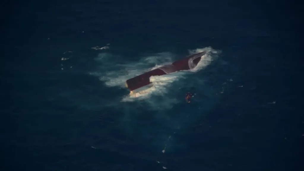 pajhwok's tweet photo. Six people have died and 107 others have been rescued after a passenger ferry capsized in Indonesia’s Java Sea, authorities said on Sunday.
Full details are available at the link below
https://t.co/dVC4X8WZn6
#Indonesia #FerryAccident #JavaSea #SearchAndRescue https://t.co/iLWFHYiaq1