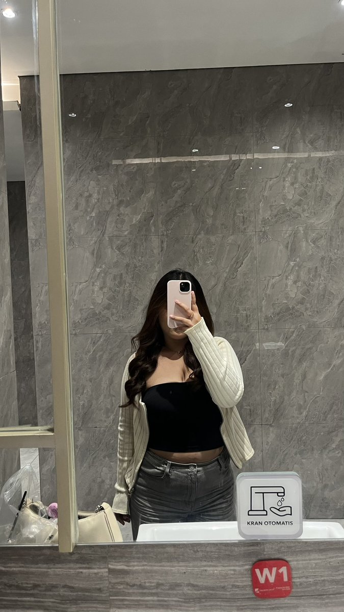 zhuxsin's tweet photo. absen mirror selfie https://t.co/WHIP60ulwg
