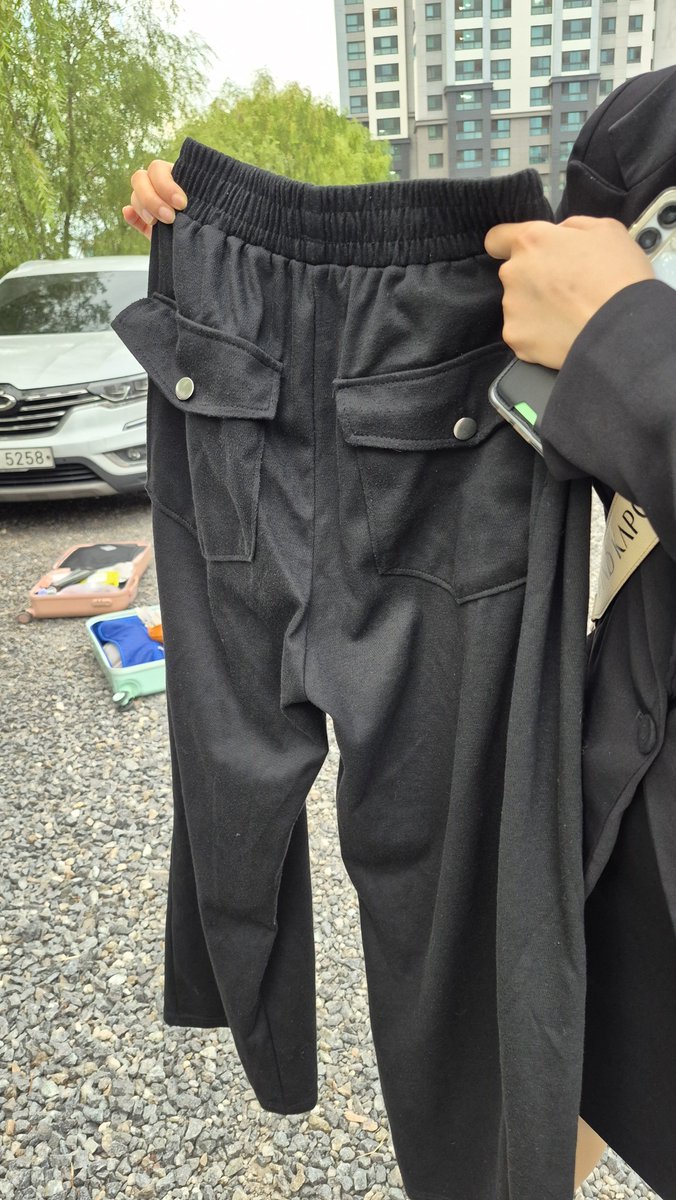SSS_1229_'s tweet photo. 서치 잘 되게 글 다시 올리기
알티해주시면 감사(제발요)

이번 서코 E 라운지에서 해당 검정색 바지 잃어버리신 분 안 계실까요?? 바지 찾아가세요 제발요 제발 바지 저 바지 무새 됐어요···

서코 9서코 라운지 바지 분실물 검은 바지 검은색 바지 제발 https://t.co/WYC2AfwjSU