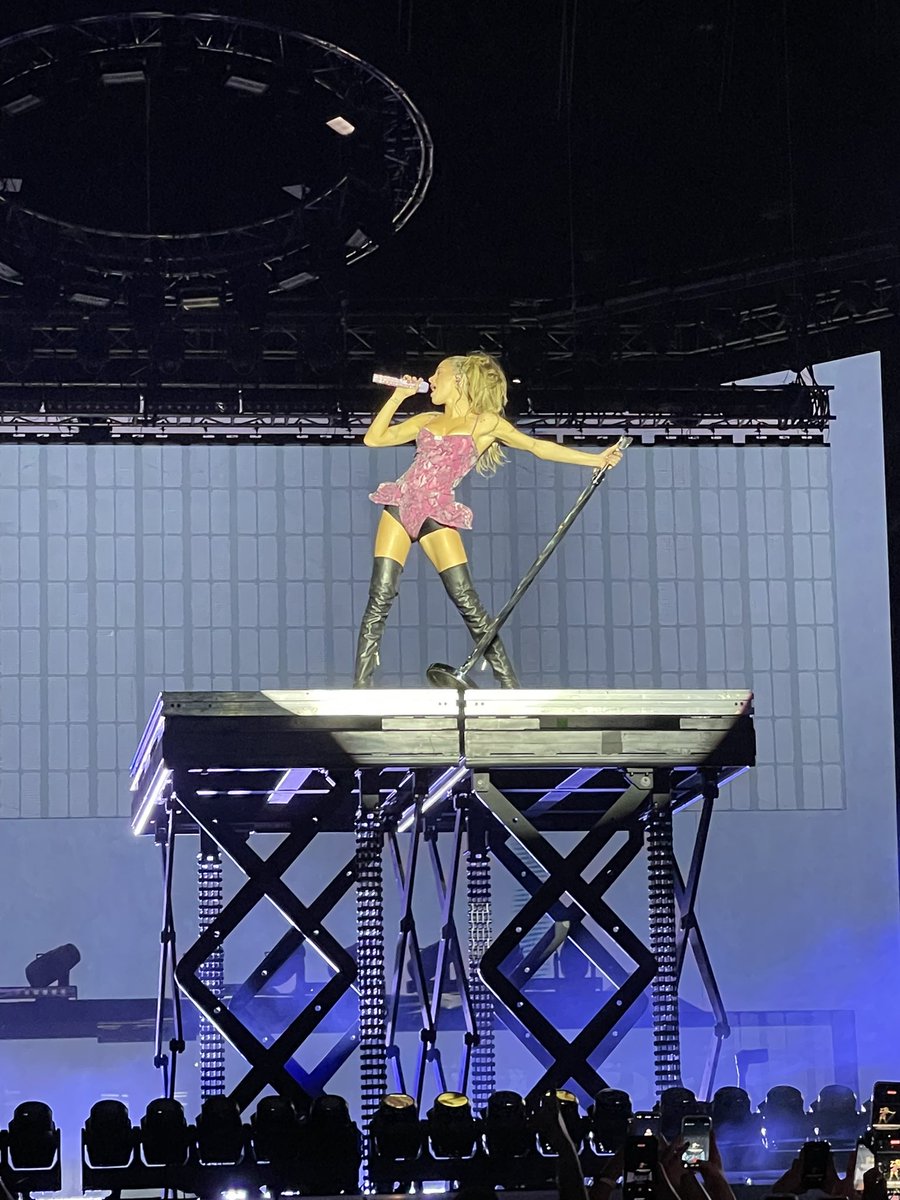 Iovesickbetty's tweet photo. Mi conclusión es que Futttura es tremendo show y Tini es una verdadera popstar, no me aburrí ni un solo segundo aun siendo largo todo el concierto

No me vuelvo a quejar de la hora y media que pasé bajo la lluvia https://t.co/9UlzAqDYP5
