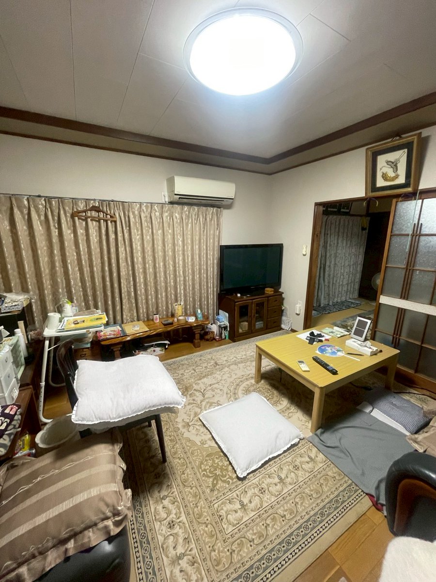 akiyanazo's tweet photo. 1軒目のオーナーさんからの、最初の連絡です。
「おばあちゃんが亡くなり、住んでいた家が空き家に。物が残っていても大丈夫でしょうか?」
大丈夫です、と即答しました。
#空き家謎解きゲーム https://t.co/BdSZny3tDt