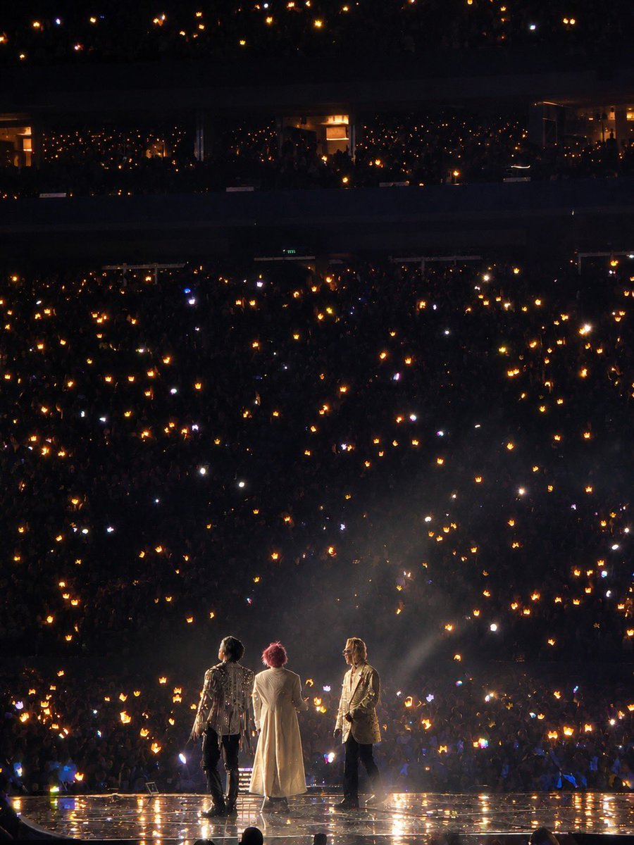 jiyongvamp's tweet photo. THIS BEAUTIFUL PIC OF BIGBANG FROM THE METLIFE CONCERT WTF 😭💛!?!?!

🧵 cr. emgdbzx

#BIGBANG #빅뱅 https://t.co/OMsxVYXkaY