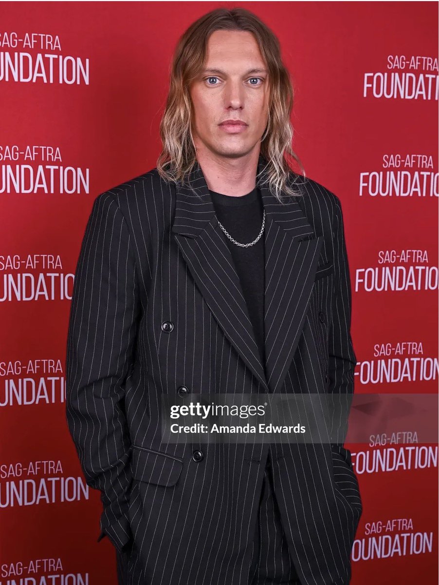 coolScorpiyy's tweet photo. Daily Jamie Campbell bower 34 :3 🖤🤍❤️💕✨💫🎶🎸 https://t.co/9gv4zGGrwp