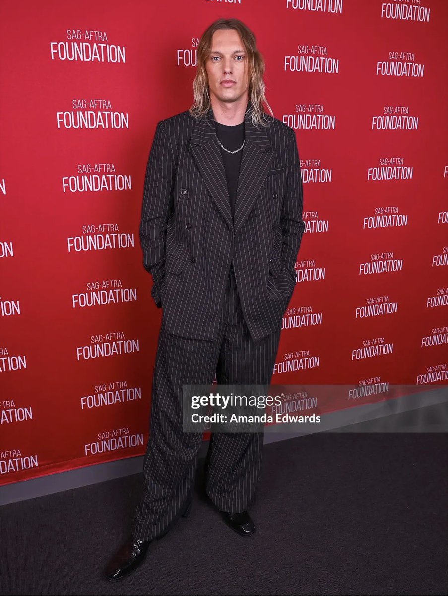 coolScorpiyy's tweet photo. Daily Jamie Campbell bower 34 :3 🖤🤍❤️💕✨💫🎶🎸 https://t.co/9gv4zGGrwp