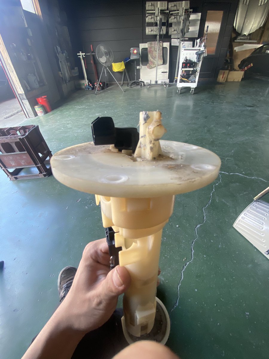 nm286_'s tweet photo. PGOのgmax220タダで貰ってきたけど
燃料ポンプからのガソリン漏れがやべぇらしく見てみたら割れてる
燃料ポンプASSYで出るんすか…
調べても出てこなさすぎて…有識者の方教えてください😭 https://t.co/Sun1hKKpoX