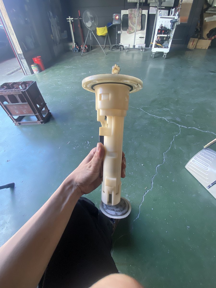 nm286_'s tweet photo. PGOのgmax220タダで貰ってきたけど
燃料ポンプからのガソリン漏れがやべぇらしく見てみたら割れてる
燃料ポンプASSYで出るんすか…
調べても出てこなさすぎて…有識者の方教えてください😭 https://t.co/Sun1hKKpoX