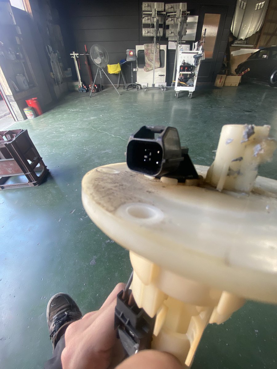 nm286_'s tweet photo. PGOのgmax220タダで貰ってきたけど
燃料ポンプからのガソリン漏れがやべぇらしく見てみたら割れてる
燃料ポンプASSYで出るんすか…
調べても出てこなさすぎて…有識者の方教えてください😭 https://t.co/Sun1hKKpoX