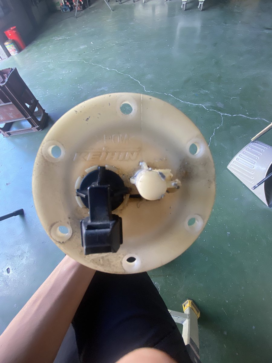 nm286_'s tweet photo. PGOのgmax220タダで貰ってきたけど
燃料ポンプからのガソリン漏れがやべぇらしく見てみたら割れてる
燃料ポンプASSYで出るんすか…
調べても出てこなさすぎて…有識者の方教えてください😭 https://t.co/Sun1hKKpoX