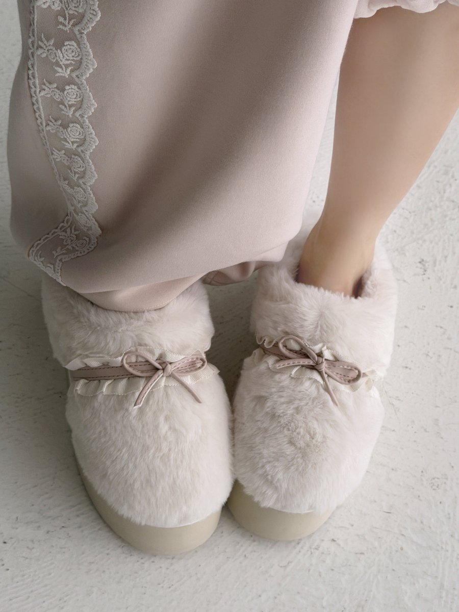 otani_emiri's tweet photo. もふもふのお靴たちも今日発売です☃️💖 https://t.co/vbKXq0Gl2W