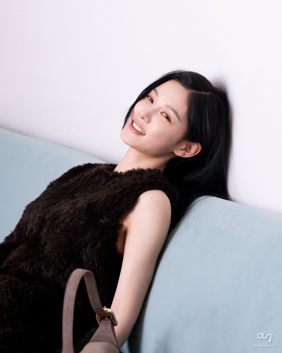 awesome_ent_'s tweet photo. 편안한 무드에도
미모는 열일 중👀

#어썸PIC
#김유정 #KimYouJung
#찰스앤키스 #어썸이엔티 https://t.co/3RcOjizJnv