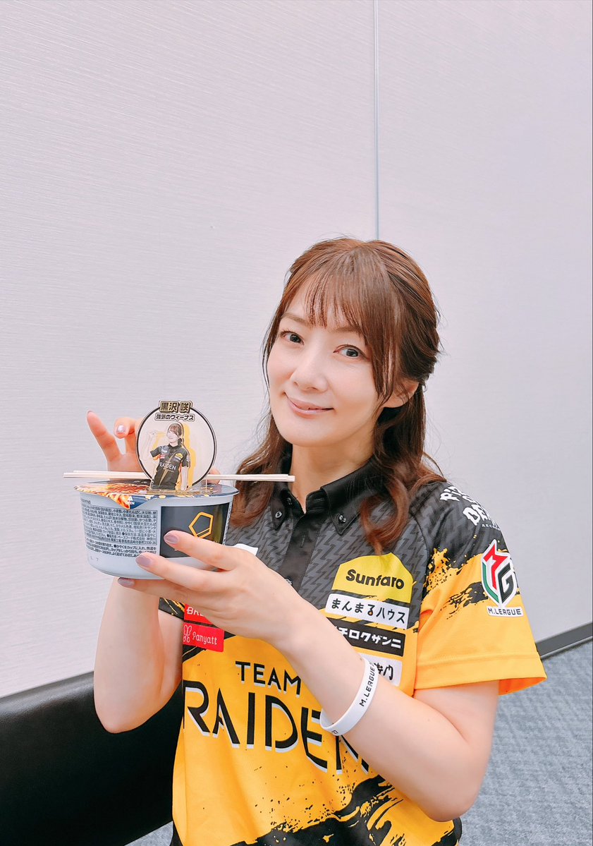 kurosawasaki's tweet photo. なんと‼️ BASEFOOD様のCMに出演させていただきました😆 
栄養面もカロリー面も、罪悪感なく食べられてこんなに美味しいとは😍 

CM撮影めっちゃ楽しかった〜✨ 

そしてなんとっっっ ‼️ 今ならお得に購入できて、可愛いグッズまで貰えちゃいます ✨
私に蓋を押さえさせてね 😍みなさん、是非GETしてください〜 😆

https://t.co/nEgu0PFSsO

#BASEFOOD 
#BASEYAKISOBA 
#完全栄養食 
#Mリーグ 
#PR