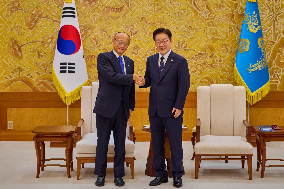 Jaemyung_Lee's tweet photo. <칸다 마사토 아시아개발은행(ADB) 총재님을 만나 중앙아시아를 비롯한 아시아·태평양 지역의 경제협력과 한·ADB 협력 방안을 논의했습니다.

2025년 취임 이후 처음으로 한국을 방문해주셔서 더욱 뜻깊었습니다. 일본 재무성에서 근무하실 당시 한·일 통화스왑 복원에도 기여하시는 등 한국과도 인연이 깊으신 분입니다.

ADB는 한국의 경제발전을 든든하게 뒷받침해 온 오랜 파트너에서 이제는 아시아·태평양의 발전을 함께 이끌어가는 중요한 동반자로 자리하고 있습니다. 한국의 AI 역량과 ADB의 개발 전문성을 결합하고, 핵심광물과 에너지 인프라, 원전 등 미래 전략 분야에서도 협력을 넓혀가고 있습니다.

한국과 ADB 간 협력이 더욱 깊어지고, 오늘 논의한 과제들이 우리 기업의 해외 진출과 구체적인 성과로 이어지기를 기대합니다.>