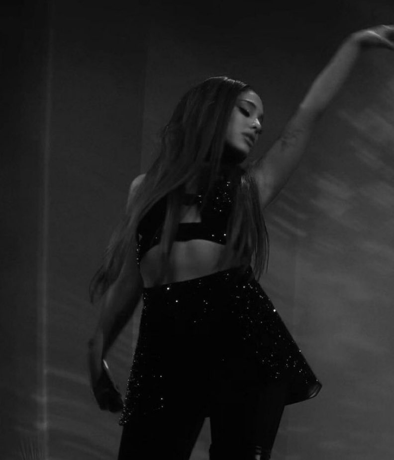 anniebaexquie's tweet photo. ariana’s aura in this picture https://t.co/Wwv11OwYus