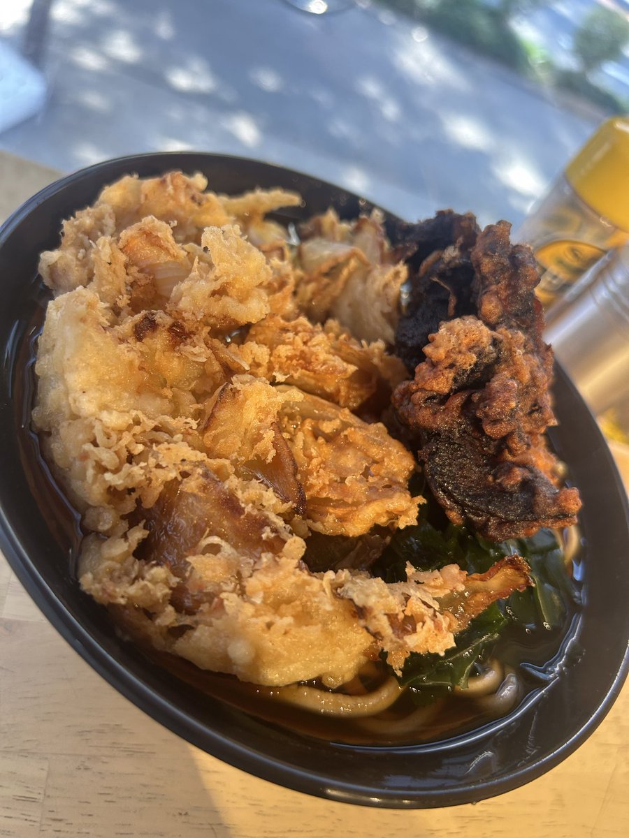 mmikio3's tweet photo. #まるすそば・うどん立ち食いセンター
#たまねぎ天
#とり天
#そば並 https://t.co/E1kazDx0gG