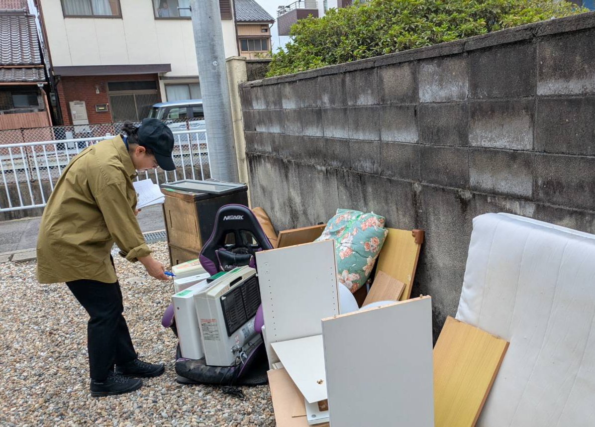 motomura_nobuko's tweet photo. 名古屋市守山区のくれまつ順子さんとＳさんと一緒に、大雨で浸水被害にあった地域の皆様にお見舞いを申し上げると同時に
災害救援法の制度、浸水被害認定について、住宅の応急修理についてご案内し、ご要望を伺いました。
「住宅の応急修理」制度は、本日9月14日より名古屋市役所西庁舎5階住宅企画課で、受付が開始されています。
名古屋市｢住宅の応急修理｣リンク先
https://t.co/0Ld8MonccF

｢住宅の応急修理｣のことはなかなか知られておらず、お知らせすると利用を検討される被災者の方々もおられました。

働いている人がいない時間帯の大雨で、
一階建ての住宅に高齢者だけが残され、命の危険があったことも痛感しました。

平屋で床上浸水被害にあったため、別の場所に仮住まいされておられる方々もおられます(不便な場所の公営住宅なので、ずっと住むことは難しい)。今後の住宅支援も必要です。

国土交通省には、守山川と矢田川が交差する場所にある守山排水樋門の関係と水害との関係も調査し、安全度をあげる手だてを考えてもらわなければなりません。

また、事前に避難する場合、ペットと避難できる場所の必要性も感じました。

床下浸水の場合も消毒は必要な場合はあると思います。
まだ消毒液が届いていないお宅もありました。

引き続き、被災者支援と防災・減災に全力を尽くしていかなければと痛感しております。
#名古屋市 #守山区
#被災者支援