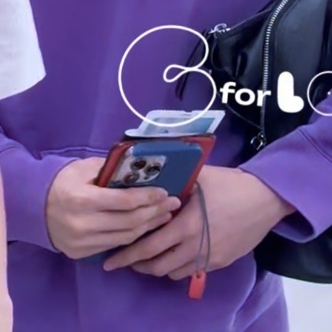 marklopsemangka's tweet photo. terpantau ternyata mark lee belum ganti hp wkwkw masih setia dia sama iphone 16 pronya dengan casenya yang ga safety itu 😭🫵🏻😭🫵🏻 https://t.co/Ki6vp5DnZQ