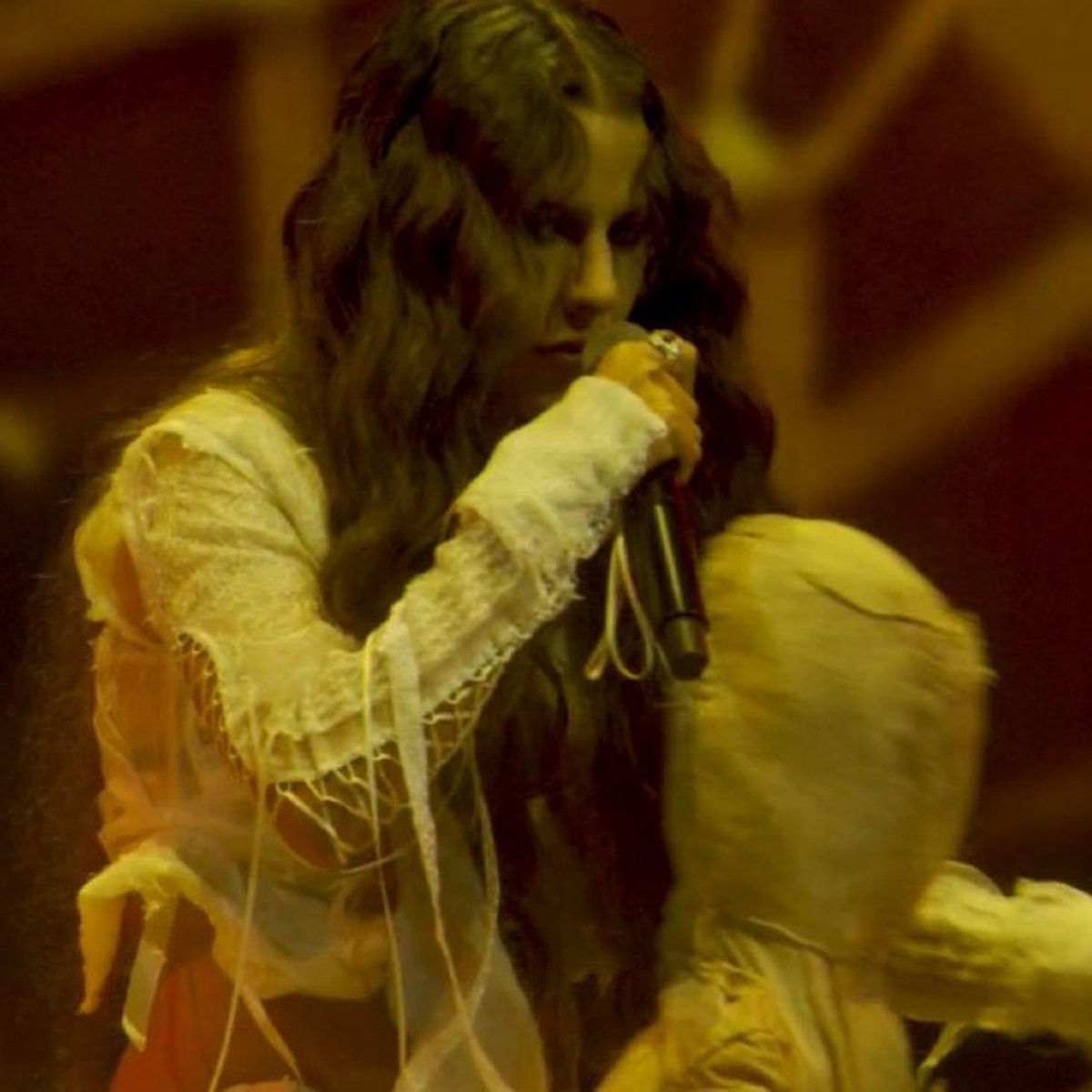 poponze's tweet photo. A MATURIDADE! Após Marina Sena destruir um boneco de pano durante seu show no Rock in Rio, Juliano Floss posta foto da personagem Emília, do “Sítio do Pica-Pau Amarelo”. https://t.co/XMrTQpurIJ