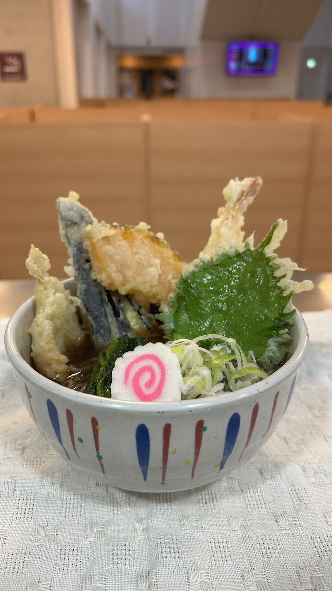 jrawinsofficial's tweet photo. 🚅:ﾟ+｡.🍛:ﾟ+｡.🐎:ﾟ+｡.🍚:ﾟ+｡.🏇:ﾟ+｡.🏟️

ウインズ新横浜スタッフおすすめグルメをご紹介！

⚽:ﾟ+｡.🐎:ﾟ+｡.🍴:ﾟ+｡.🏇:ﾟ+｡.🍜:ﾟ+｡.⚓

まずは【カツカレー大盛り🍛】(900円)
威圧感漂う、この圧倒的フォルム。
受け皿に流れるカレーがボリュームの大きさを物語ります。

続いて【天ぷらそば🍥】(900円)
5種類のサクサク天ぷらが色鮮やかに丼ぶりを彩ります。
欲張りな胃袋を満たす満足感の高い１杯です。

どちらも地下１階食堂で販売中！
ぜひご賞味あれ！

#ウインズ新横浜 #大盛り #カツカレー #そば