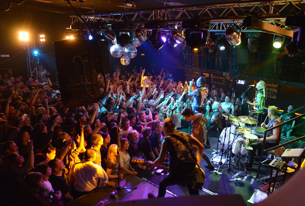 sobolovo's tweet photo. Just had the most electrifying indie rock show at downtown venue tonight! The band’s energy was off the charts, crowd singing every single lyric—pure magic ， https://t.co/ABM8KLjx6U