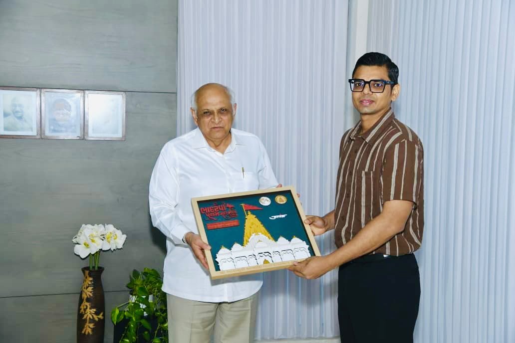 CollectorBK's tweet photo. કલેક્ટરશ્રી દ્વારા માન.મુખ્યમંત્રીશ્રીને આગામી 20મી સપ્ટેમ્બરથી શરૂ થનાર ભાદરવી પૂનમ મહામેળા-2026નું આમંત્રણ પાઠવવામાં આવ્યું. આ પ્રસંગે માન. મુખ્યમંત્રીશ્રીએ મહામેળાની તૈયારીઓ અંગે સર્વગ્રાહી સમીક્ષા કરી,મેળા દરમિયાન લાખો માઈભક્તોની સુવિધા સુનિશ્ચિત કરવા વિશેષ સૂચનાઓ આપી@CMOGuj https://t.co/NJuVNQLARU