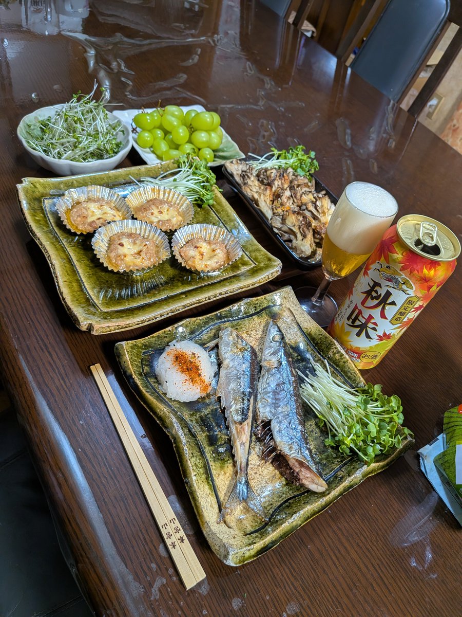 matsu10765's tweet photo. 今晩は(^O^)／本日は豊橋ミッドナイト競輪守り隊員💪無事に帰還いたしました🤚さて今晩はこんな感じで創りました🤤新秋刀魚塩焼き、鳥胸ミンチチーズ焼き、舞茸オリーブ焼き、ブロッコリースプラウトサラダ、シャインマスカット、🤤　#かいわれ大根　#ビール好き　#天狗党自転車　#世界の松井 https://t.co/kNuZ0ptTqf