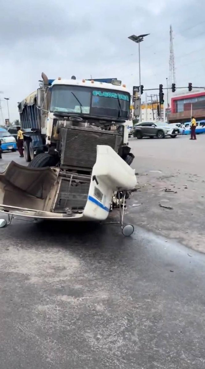 instablog9ja's tweet photo. Fatal accident reportedly occurs along Lekki-Epe Expressway, Lagos, involving a G-Wagon and truck https://t.co/VUr8YG8cpH