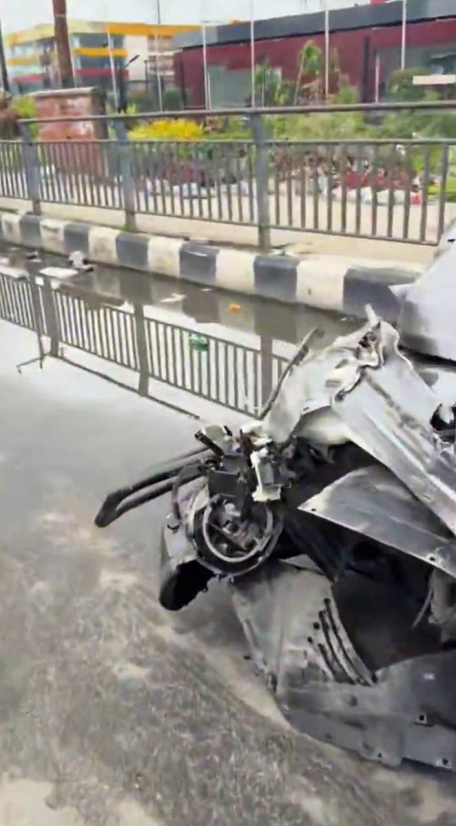 instablog9ja's tweet photo. Fatal accident reportedly occurs along Lekki-Epe Expressway, Lagos, involving a G-Wagon and truck https://t.co/VUr8YG8cpH