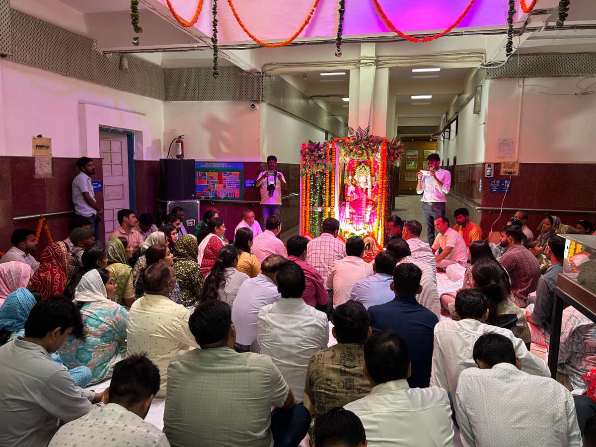 Swachh_Jaipur's tweet photo. 🙏🌺 जीरो वेस्ट गणेश उत्सव ♻️

नगर निगम जयपुर मुख्यालय में गणेश चतुर्थी पर गणेश जी की स्थापना एवं पूजा-अर्चना की गई।

#GaneshChaturthi #ZeroWaste #GreenFestival 

@SwachhBharatGov | @SwachhBharat | @MoHUA_India 
@SmdsbmU. | @PMU_SBM_RAJ | @LSG_Rajasthan @svoruganti1466 https://t.co/Z7uvTMH3Wx