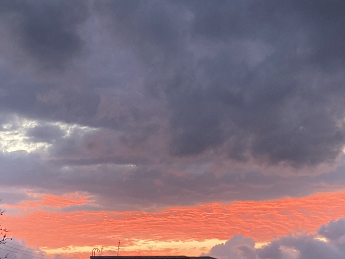 yellowd09681069's tweet photo. 今日の夕焼け https://t.co/Q60fyc4axR
