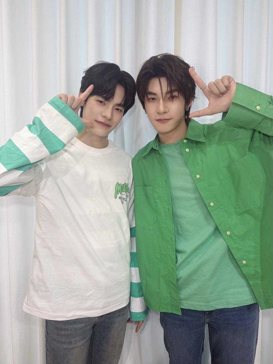 DomundiTV's tweet photo. พบกับ “ตี๋ตี๋” @twnpich เเละ “ป๋อ” @porsuppakarn ได้ใน LINE MAN LIVE ✨

รับชม Live ได้ทาง
🔗 : https://t.co/RxqpZ3kyLD
🔗 : https://t.co/JeMAUuXxml
🔗 : https://t.co/ZsfRgZfCH8

LINE MAN x TeeTee Por
#LINEMANถูกสุดทุกวันxตี๋ตี๋ป๋อ https://t.co/PRfwH57ngh