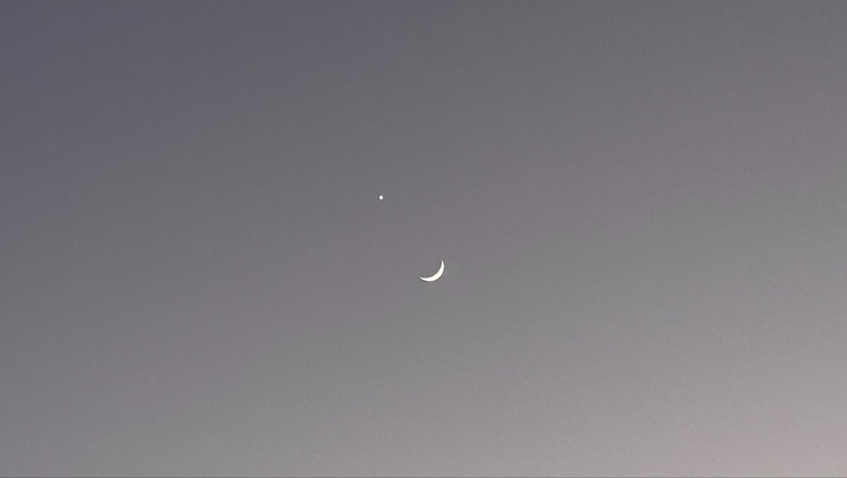 oneminisode's tweet photo. The crescent moon, with Venus quietly hanging there beside her. https://t.co/hIjFFqjkfy