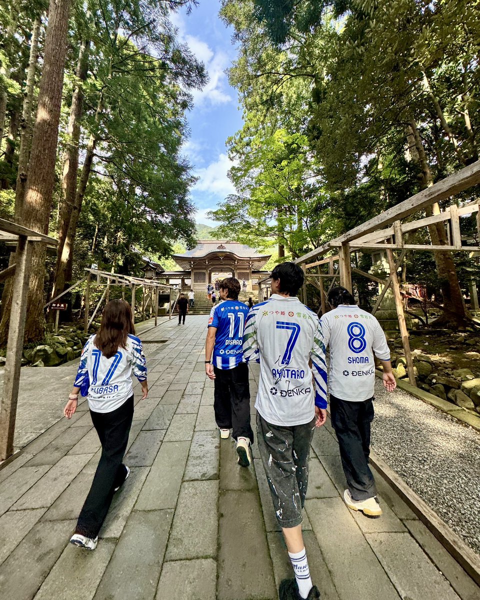 hitty_dio's tweet photo. 改めて新潟遠征充実してた！⛰️⛩️🍣🌊

負けるといつも「試合前楽しみすぎたらダメ。」「試合に集中！」と反省するんだけど、良い思い出残るから別にいいよな？笑

新潟でお世話になったみなさん、
本当にありがとうございました！！

#山形サポ新潟遠征 (完) https://t.co/r6Pc02Exeu