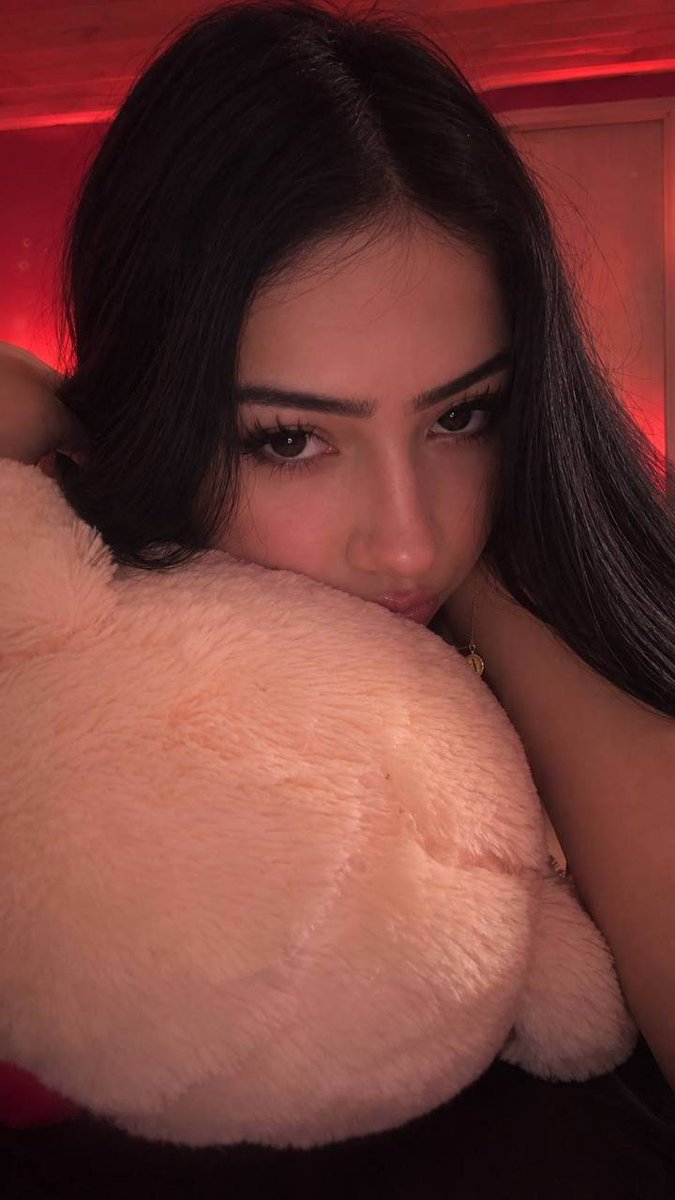 bnr_esme's tweet photo. Me + my  t*ts -> your DMs want it? 🤭    don’t worry it’s free ❤️😘 https://t.co/LvnWacFtoo
