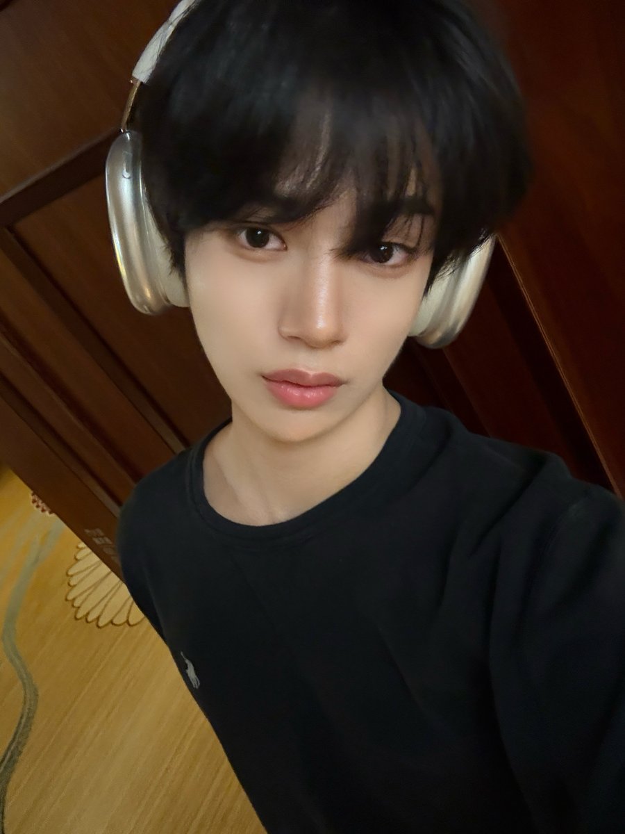 idntt_cosmo's tweet photo. 너한텐 내 헤드폰도 줄 수 있어. 🎧💕

#idntt #아이덴티티
#yesweare #황은수 #hwangeunsoo https://t.co/9utFEOZZKG