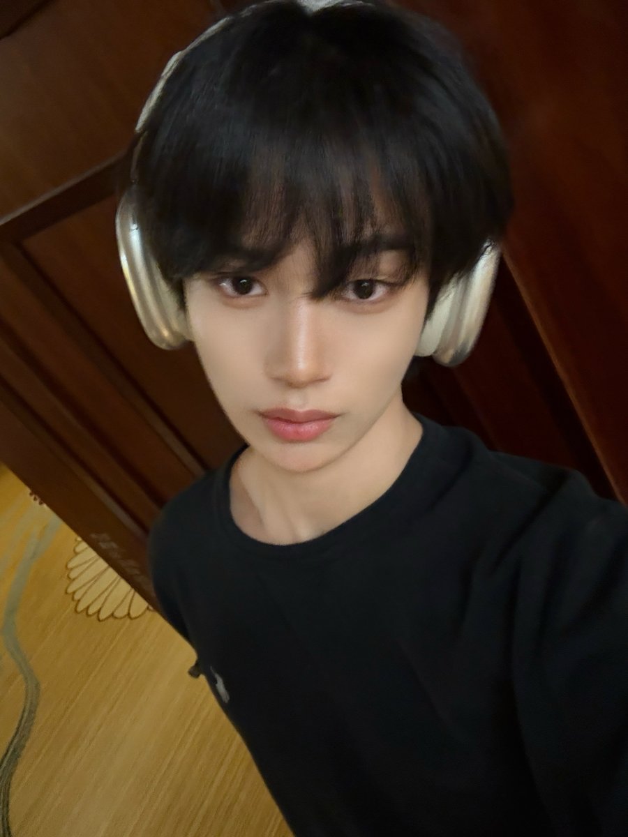 idntt_cosmo's tweet photo. 너한텐 내 헤드폰도 줄 수 있어. 🎧💕

#idntt #아이덴티티
#yesweare #황은수 #hwangeunsoo https://t.co/9utFEOZZKG