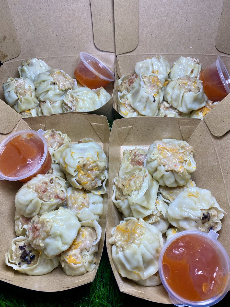 bakuldimsum_'s tweet photo. Pren doakan aku ga gulung tikar. Ayam mahal. Kulit dimsum naik. Yang beli makin sepi. Yang jualan makin banyak krn semua org bertahan hidup dengan jualan.
Btw, sekalian mau promoin dagangan aku biar terus eksis dan dapurku tetep ngebul.
Pricelist ada di foto.
Bisa buat jumat berkah.
Pengiriman via paxel all jabodetabek 21rb max 6porsi. Semarang, sby, bandung, ciamis, jogja, palembang, lampung bisa kirim.
Tahan di frezer 1bulan.
Cod tiptop cimone/bisa ambil dirumah.
Freongkir utk area perum tangerang pas aku lagi anter anak sekolah.
Yuk larisin dagangan aku. Beneran lagi sepi banget. Order via dm ya.
Tolong bantu rt dagangan aku biar kesebar ke org yg mau beli dimsum aku. Makasi banyak.