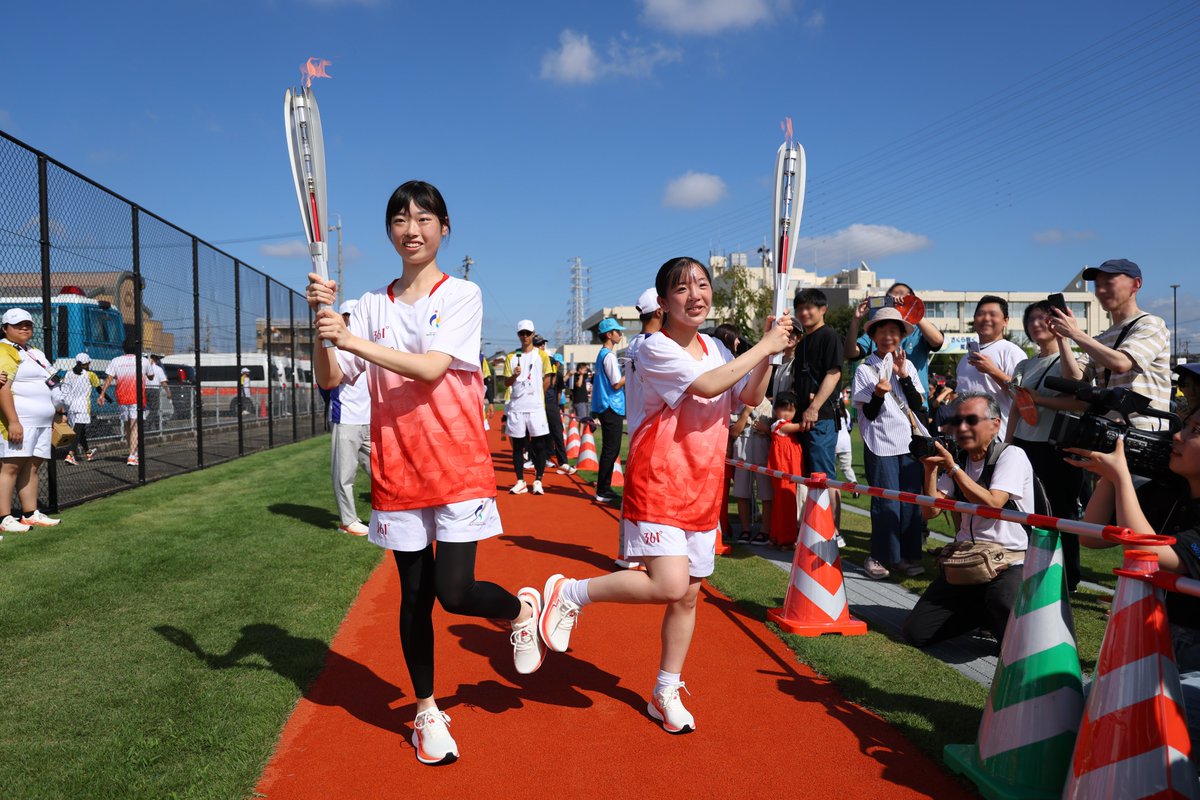 AsianGames_2026's tweet photo. ◤ 聖火リレー・大口町🔥 ◢

朝の光が射し込む役場南ひろばからスタート！✨

フィギュアスケート元日本代表の中野友加里さんをはじめとする12名のランナーが、爽快な走りとともに希望の炎を繋ぎました！

沿道から届く温かな手拍子に包まれ、大口町に最高の笑顔と感動が広がった一日の幕開けです！

ご声援ありがとうございました！！🙌

#アジア競技大会 #愛知名古屋2026