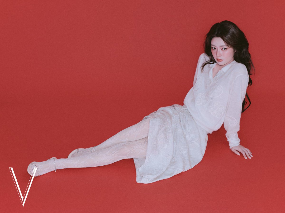 xuruohanarchive's tweet photo. 📸 Xu Ruohan for V Magazine #徐若晗 #XURUOHAN

“when the rhythm of the heartbeat plays across the face, the feeling of a heart stirred takes on new forms. 

as the new face of beauty for september, xu ruohan lets color dance to the beat of the heart, capturing the very moment that spark of attraction ignites across a variety of looks”
