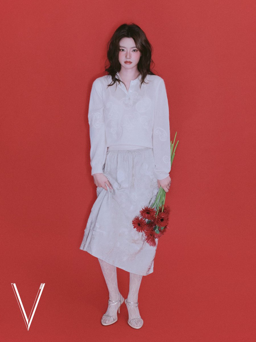 xuruohanarchive's tweet photo. 📸 Xu Ruohan for V Magazine #徐若晗 #XURUOHAN

“when the rhythm of the heartbeat plays across the face, the feeling of a heart stirred takes on new forms. 

as the new face of beauty for september, xu ruohan lets color dance to the beat of the heart, capturing the very moment that spark of attraction ignites across a variety of looks”