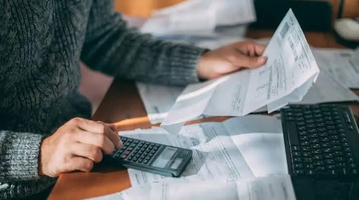 adolfosafran's tweet photo. POR INSTRUCCIÓN DEL GOBERNADOR PASSALACQUA, LAS ENTIDADES MUTUAL LA CHACRA, PRESTAFÁCIL Y EL IPLYC QUE OPERAN CON CÓDIGO DE DESCUENTO TOPEAN SUS NUEVOS CRÉDITOS EN EL 30% DEL HABER NETO DE TRABAJADORES PÚBLICOS Y JUBILADOS Y CON TOPES EN LAS TASAS DE INTERÉS

Ante el crecimiento de la morosidad y el endeudamiento de las familias en el contexto económico nacional, el gobernador @passalacquaok informó sobre la ampliación de las medidas destinadas a cuidar los ingresos disponibles de empleados públicos y jubilados misioneros que se encuentran sobreendeudados con las entidades Mutual La Chacra, Prestafácil y El IPLyC. Mediante el Decreto Nº 1751/26, implementó una reducción al 30% en el límite de las deducciones voluntarias sobre los haberes y estableció topes para las tasas y el costo financiero de los créditos canalizados mediante el Centro Único de Administración de Descuentos (CUAD).

El Gobernador explicó que las nuevas medidas apuntan a reducir el peso de los créditos sobre los ingresos y establecer límites a sus costos. La decisión profundiza las herramientas  que el Gobierno provincial viene adoptando frente al endeudamiento. En una primera instancia, recientemente se había establecido un límite del 39% para los descuentos correspondientes a nuevos créditos con código de descuento, junto con instancias de asistencia y refinanciación para quienes presentaban mayores niveles de afectación de sus ingresos. Con esta actualización, las deducciones voluntarias comprendidas en el régimen no podrán superar, en su conjunto, el 30% del haber mensual neto, una vez efectuados los descuentos obligatorios.

El decreto también establece que la Tasa Nominal Anual (TNA) máxima de estas operaciones no podrá superar el promedio mensual correspondiente a préstamos personales publicado por el BCRA. Para determinar ese límite se utilizará el último promedio mensual disponible antes de la fecha de otorgamiento del crédito. A su vez, el Costo Financiero Total (CFT), expresado en términos de Tasa Nominal Anual, no podrá superar en más de un 40% esa TNA máxima de referencia y deberá incluir todos los demás costos y comisiones. La disposición busca así evitar que comisiones y otros cargos eleven el costo real del crédito por encima de los parámetros establecidos. Por ese motivo, el CFT deberá contemplar intereses, impuestos —incluido el IVA cuando corresponda—, comisiones, seguros, gastos administrativos y cualquier otro concepto asociado directa o indirectamente a la operación. El decreto establece además que no podrá exigirse al agente ninguna suma, comisión, seguro o gasto adicional que no haya sido informado e incorporado al Costo Financiero Total computado dentro del límite.

Las nuevas condiciones refuerzan de esta manera las obligaciones de transparencia de las entidades que operan mediante códigos de descuento. Antes de otorgar un préstamo o financiación, deberán informar de manera clara al agente el capital que efectivamente recibirá, la cantidad y el monto de las cuotas, las tasas aplicables, el Costo Financiero Total, las comisiones, seguros, gastos administrativos y demás cargos, así como el monto total que deberá reintegrar.

Si bien estas condiciones financieras aplican para los créditos nuevos, también se instruye al Ministerio de Hacienda para coordinar con las entidades refinanciaciones de los créditos ya otorgados bajo la nueva normativa.

Cabe recordar que el régimen de código de descuentos se implementó con el objetivo de brindar a los trabajadores públicos y jubilados una opción de crédito no bancario a mejor tasa que otras entidades no financieras, que actualmente ofrecen en el mercado créditos a tasas de entre el 300% y 700% anual, porque al no disponer de un código de descuento consideran que los créditos son de alto riesgo
(Sigue 👇)