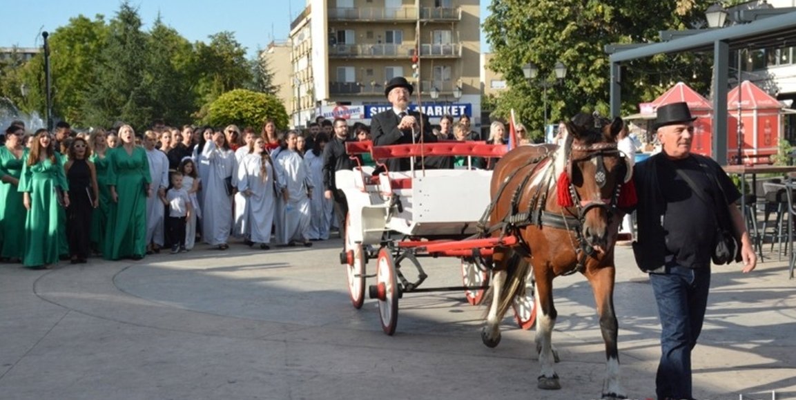 OkoNegotinsko's tweet photo. 🎶 Počeli su 60. „Mokranjčevi dani“ u Negotinu! „Mokranjac“ je, posle više od pola veka, ponovo prošao ulicama svog grada u svečanoj povorci.
Jubilej prati i 170 godina od njegovog rođenja. Festival traje do 20. septembra.
#Negotin #Mokranjac #Kultura https://t.co/v9Pkeh8BU4