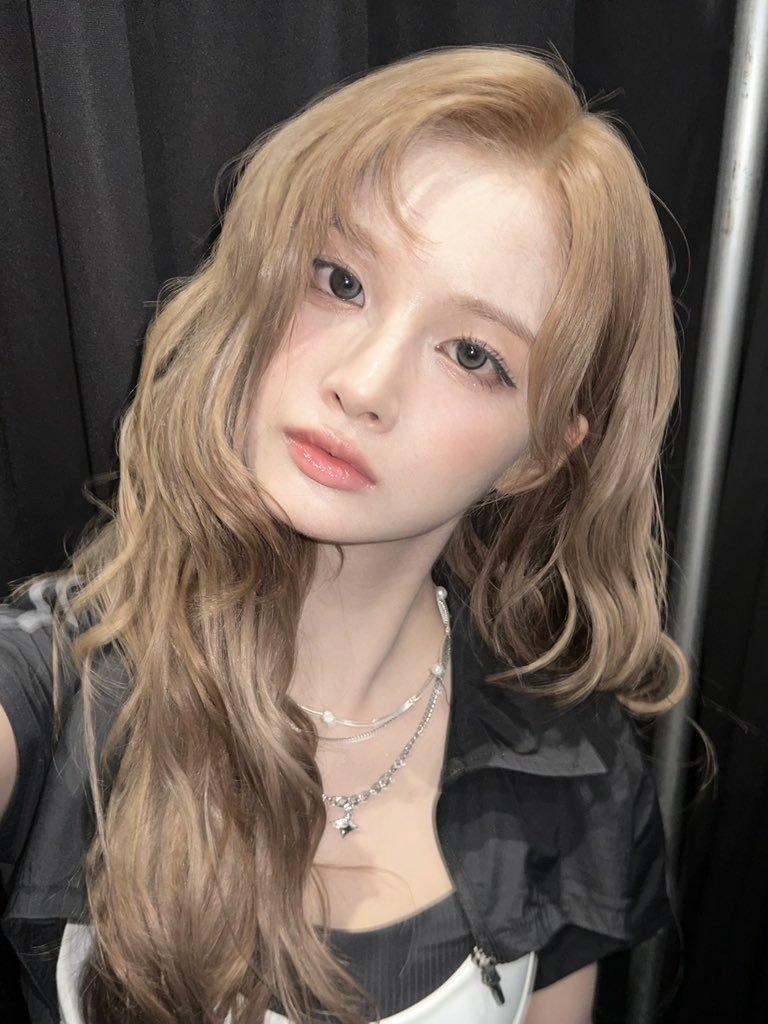 sullyoonw's tweet photo. ・．     𝐴 𝑆𝑒𝑙𝑓𝑖𝑒́  𝑤𝑜𝑛'𝑡 ℎ𝑢𝑟𝑡 𝑦𝑜𝑢.    ★ https://t.co/ZMt2EznY7p