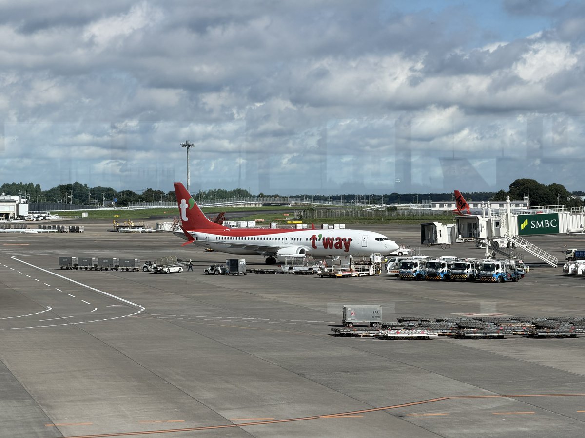 JKnanoP's tweet photo. トリニティ航空、まだ流石に塗装はティーウェイのままだった
緑コンマ見れなくなるの悲しいね🟢 お世話になりました https://t.co/fXpXScCLtc