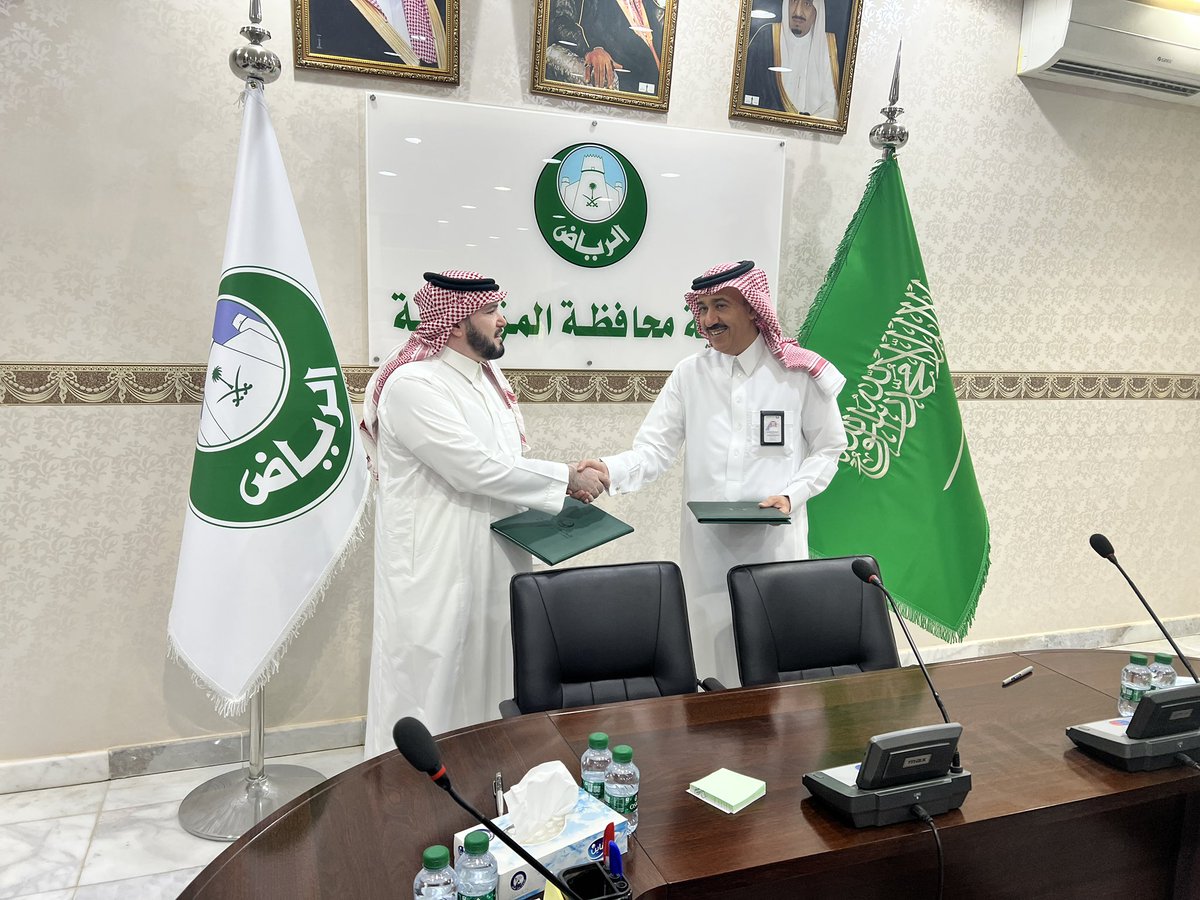 ksu_mz_st's tweet photo. في إطار تعزيز الشراكات المجتمعية، تم اليوم توقيع اتفاقية شراكة بين نادي السنة المشتركة بالمزاحمية وبلدية محافظة المزاحمية.
تهدف الاتفاقية إلى تعزيز التعاون وتكامل الجهود لخدمة سكان المحافظة وطلبة الجامعة.
وتتضمن الاتفاقية تنفيذ برامج ومبادرات مشتركة ذات أثر مجتمعي مستدام. https://t.co/e4YumBceXc
