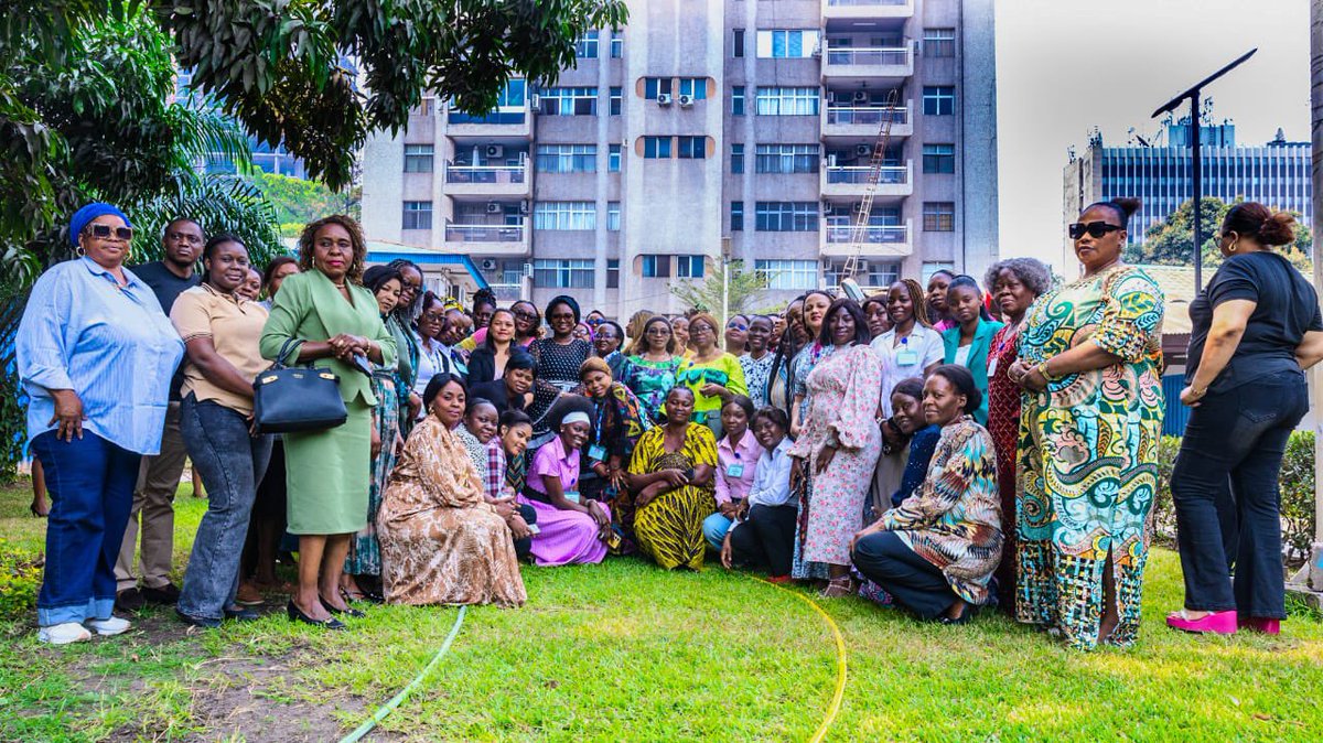 PNUDRDC's tweet photo. 🚀 Renforcer le leadership économique des femmes, c’est investir dans une croissance plus inclusive et durable.

À Kinshasa, plus de 103 femmes entrepreneures et cheffes d’entreprise ont renforcé leurs capacités sur les processus d’approvisionnement et les opportunités de marchés, à travers une initiative portée par l’Équipe Intégrée Genre du PNUD en RDC et des Jeunes Engagés pour la Réalisation des ODD (JERODD), ainsi que l’expertise technique de l’équipe Procurement du PNUD.

En lançant la session, Madame Aida Cisse, Représentante résidente chargée des opérations du PNUD en RDC, a rappelé que l’autonomisation économique des femmes constitue un puissant levier de création d’emplois, de croissance inclusive et de résilience des communautés.
 🌍🇨🇩
#PNUDRDC #JERODD #FemmesEntrepreneures #LeadershipFéminin #AutonomisationDesFemmes #ODD #Entrepreneuriat #ÉgalitéDesGenres