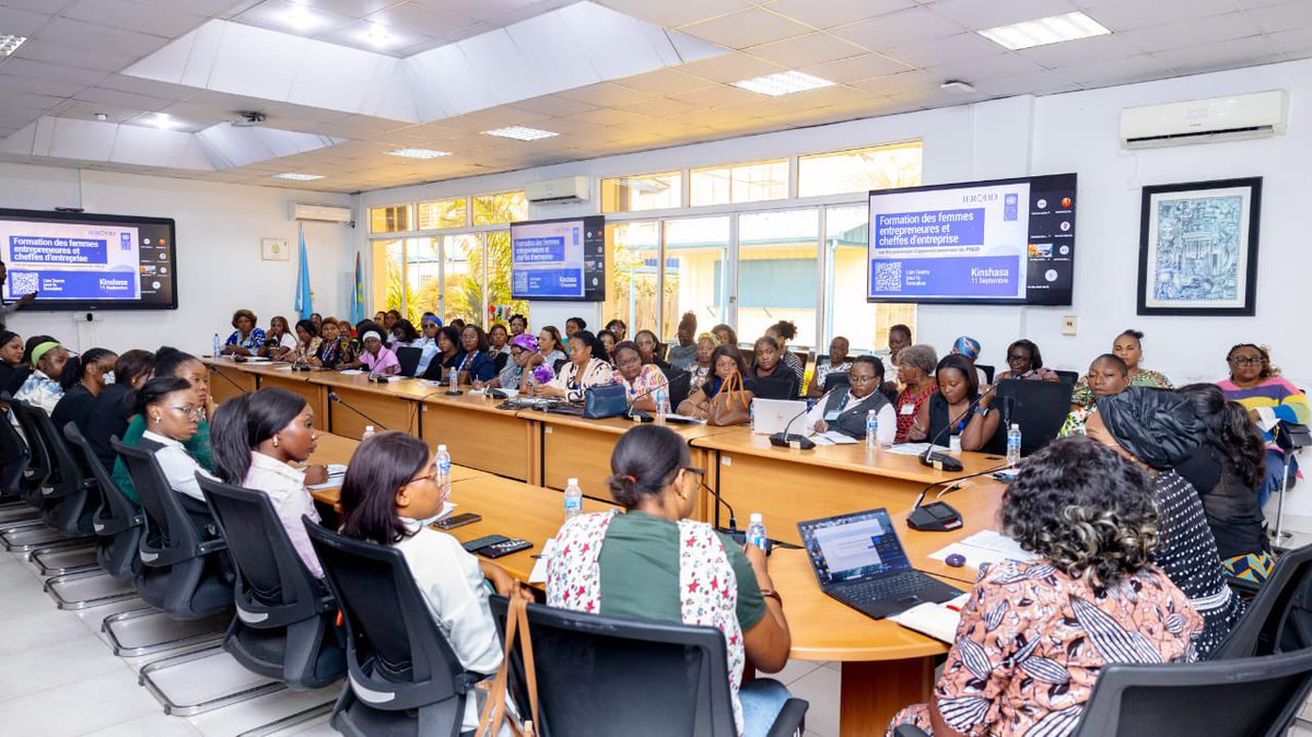 PNUDRDC's tweet photo. 🚀 Renforcer le leadership économique des femmes, c’est investir dans une croissance plus inclusive et durable.

À Kinshasa, plus de 103 femmes entrepreneures et cheffes d’entreprise ont renforcé leurs capacités sur les processus d’approvisionnement et les opportunités de marchés, à travers une initiative portée par l’Équipe Intégrée Genre du PNUD en RDC et des Jeunes Engagés pour la Réalisation des ODD (JERODD), ainsi que l’expertise technique de l’équipe Procurement du PNUD.

En lançant la session, Madame Aida Cisse, Représentante résidente chargée des opérations du PNUD en RDC, a rappelé que l’autonomisation économique des femmes constitue un puissant levier de création d’emplois, de croissance inclusive et de résilience des communautés.
 🌍🇨🇩
#PNUDRDC #JERODD #FemmesEntrepreneures #LeadershipFéminin #AutonomisationDesFemmes #ODD #Entrepreneuriat #ÉgalitéDesGenres