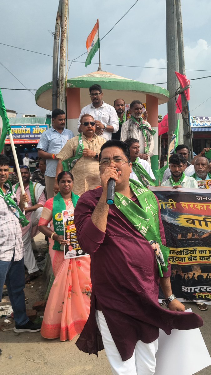 SannuJMM's tweet photo. ---

लेस्लीगंज में जनजागरण अभियान! ✊

MMDR काले कानून के खिलाफ लेस्लीगंज चौक पर जोरदार हुंकार। झारखंड की जल-जंगल-जमीन की लूट बंद करो!

मोदी हटाओ, देश बचाओ!
जोहार झारख

@HemantSorenJMM #Jjharkhand
#Palamu #Jharkhand #MMDRWapas https://t.co/lZpACxjSaK