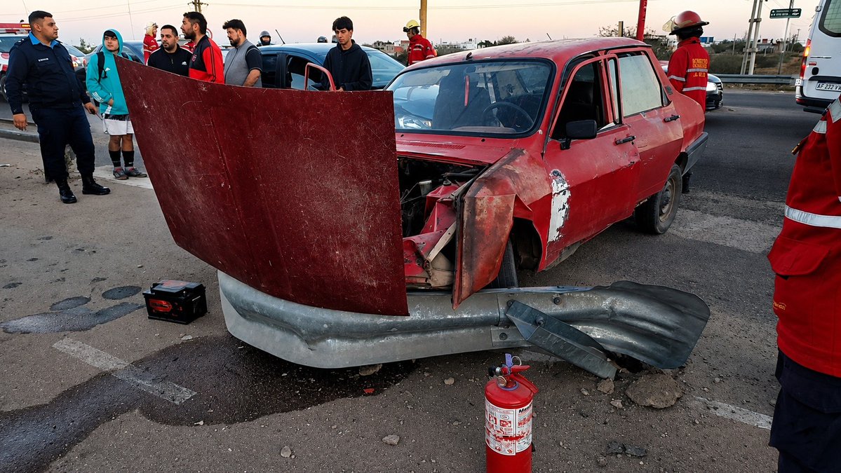 CoreyVollamwl's tweet photo. Con 2, 39 de alcohol, chocó en Av. Circunvalación. El conductor de un Renault 12 perdió el control al girar, impactó contra un auto detenido y el guardarraíl. Viajaba con menores. https://t.co/Chobyt8enp
