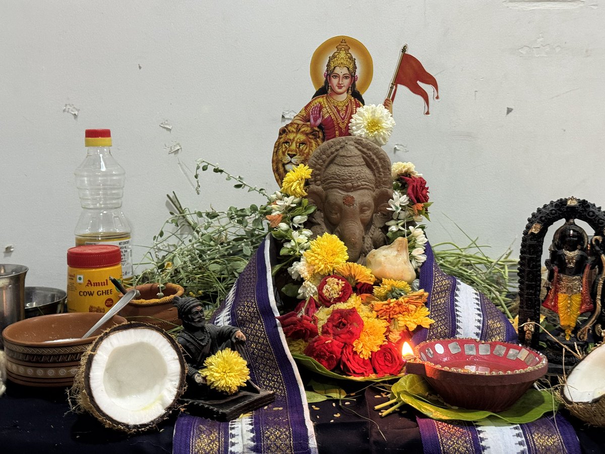 HyndaviPandem's tweet photo. ఆత్మీయ హిందూ బంధువులకు వినాయక చవితి శుభాకాంక్షలు 🙏🚩😊 
జై బోలో గణేష్ మహారాజ్ కి జై ✊ 
భారత్ మాతా కీ జై ✊
జై శ్రీరామ్ 🙏
ఛత్రపతి శివాజీ మహారాజ్ కీ జై 🙏
#GaneshUpasana https://t.co/coLE9bppe0