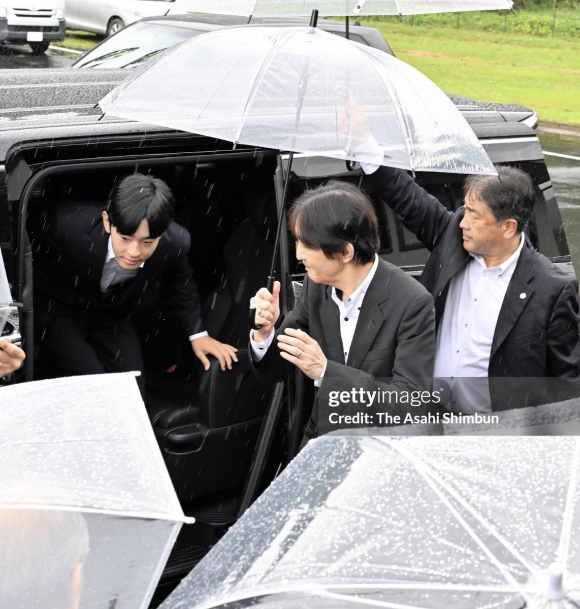 ameri_27591's tweet photo. Crown Prince Akishino and Prince Hisahito Visit the Saiseikai Rikuzentakata Clinic
皇嗣殿下と悠仁親王殿下の済生会陸前高田診療所ご訪問の様子がゲッティに上がってた
車の降り方も上品だし、職員の方から傘を受け取る悠仁親王殿下可愛いすぎる!! https://t.co/kCBxsgTMqj